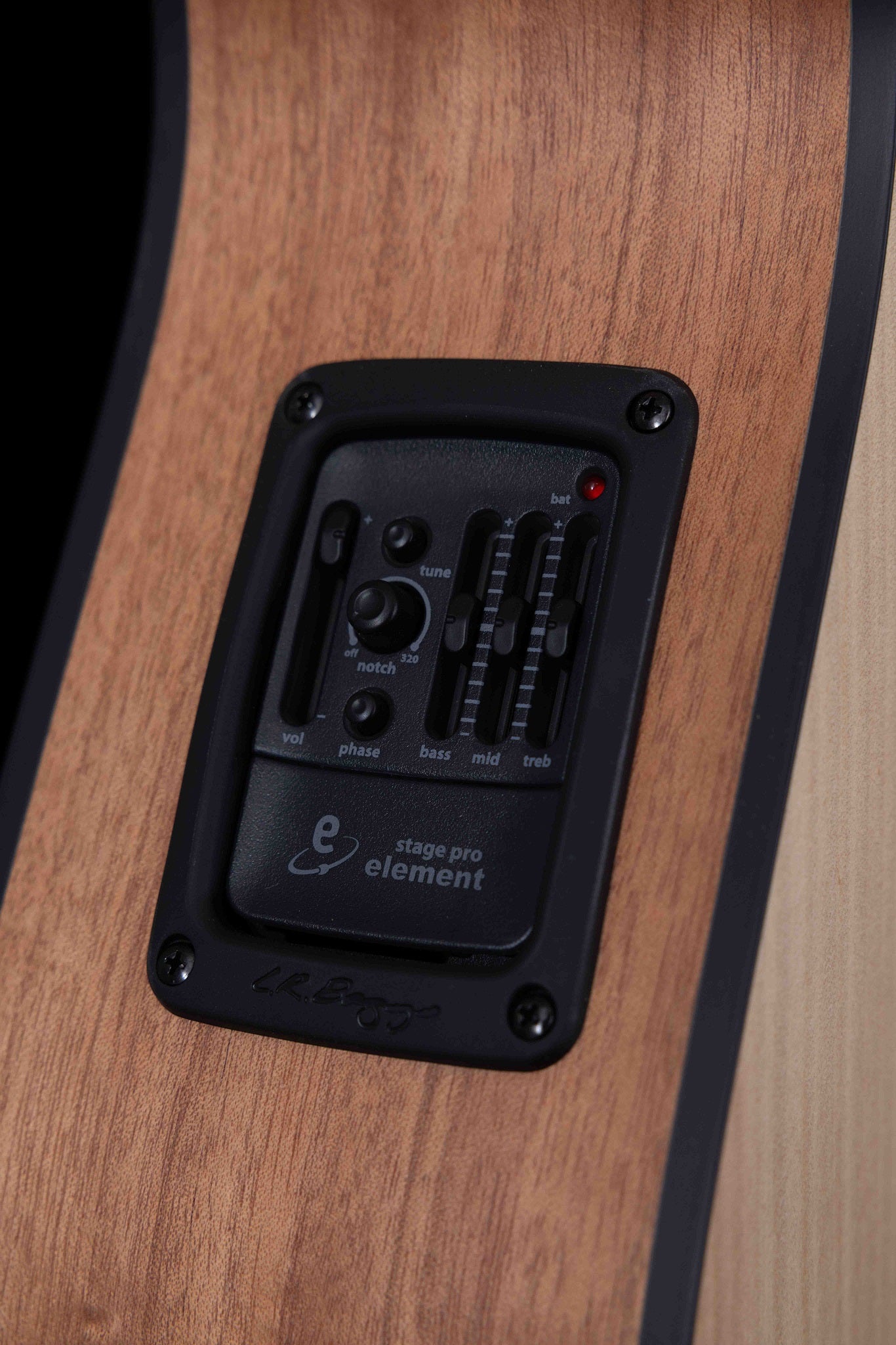 Classic OM Cutaway Model Solid Bunya Top, Solid Maple B/S